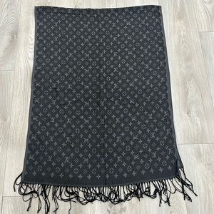 Black and grey scarf 🧣